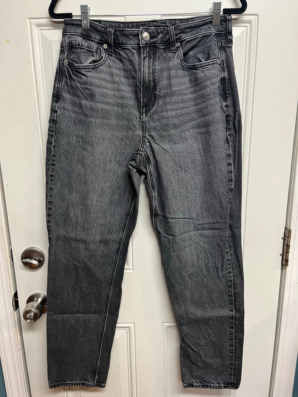 American Eagle Strigid Mom jeans size 8
